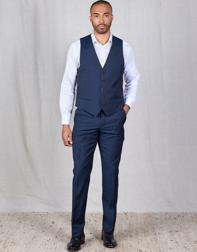 Don is 190cm (6'2") wearing size 88